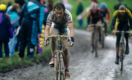 PEKLO V PEKLE. Francouz Duclos-Lasalle snil na blátivém Paí-Roubaix 1994 o...