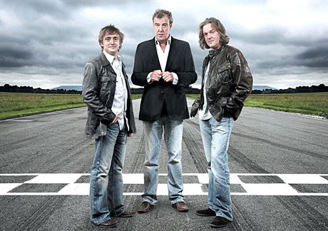 Moderátorské trio poadu Top Gear v roce 2011: vlevo Richard Hammond, uprosted...