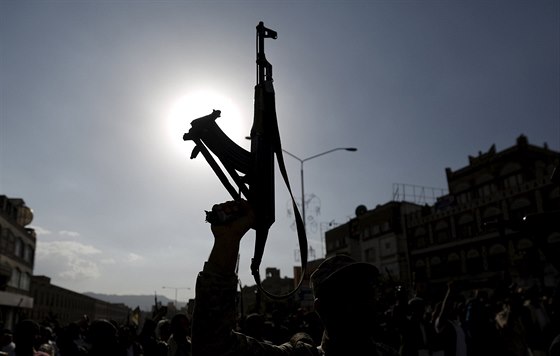 Jemenští šíité v Sanaa demonstrují proti náletům arabské koalice (2. dubna 2015)