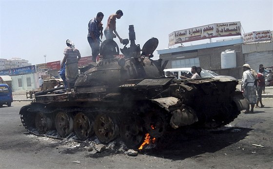 Ohoelý tank v ulicích Adenu (29. bezna 2015)