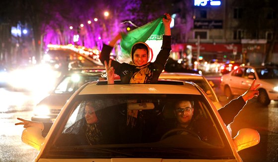 Obyvatelé Teheránu oslavují uzavení jaderné dohodody v Lausanne (2. dubna 2015)