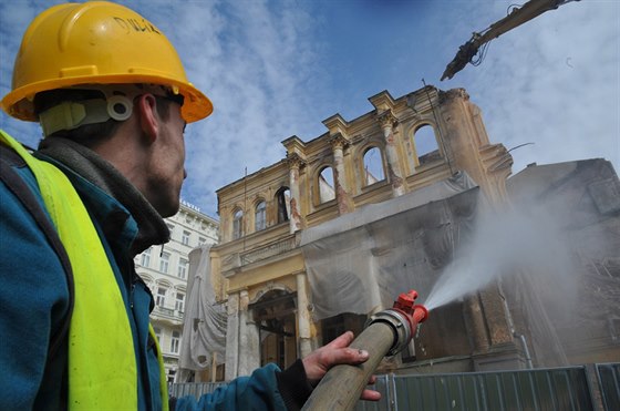 Dělníci v Mariánských Lázních začali bourat vyhořelý hotel Rozkvět.