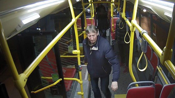 Policie hledá svdka, který by mohl popsat incident z noního autobusu linky...