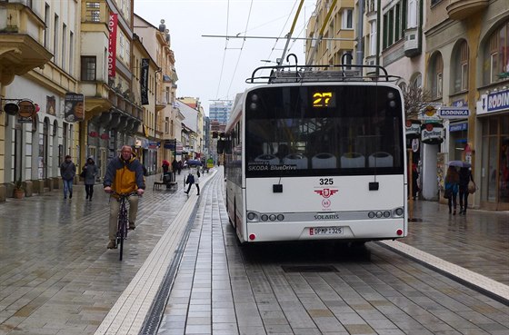 Trolejbusy vyhánjí cyklisty z vozovky na chodník.