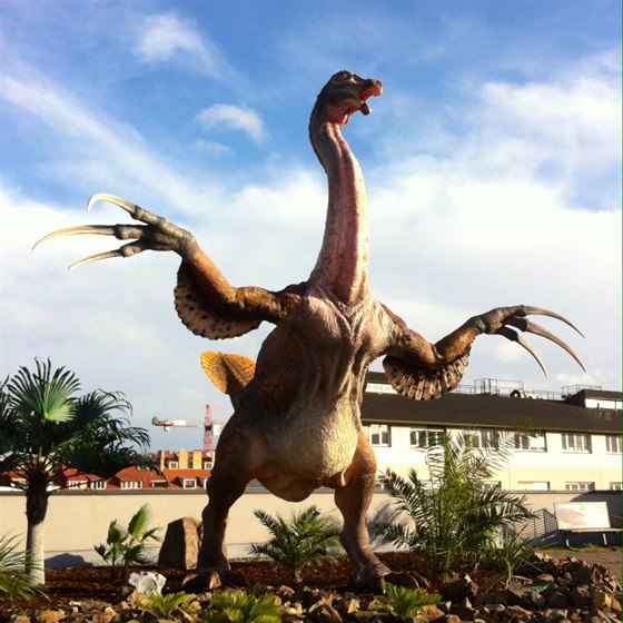 Dokonený model therizinosaura.
