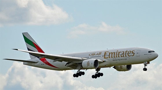 Boeing 777 Emirates pistává v Praze.