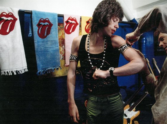Mick Jagger v zákulisí amerického turné k albu Exile on Main Street v roce 1972...