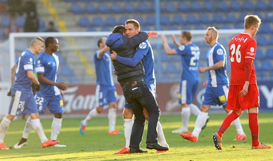 Útoník Liberce Marek Bako v náruí s trenérem Vavrukou pi zápase s Brnem. 