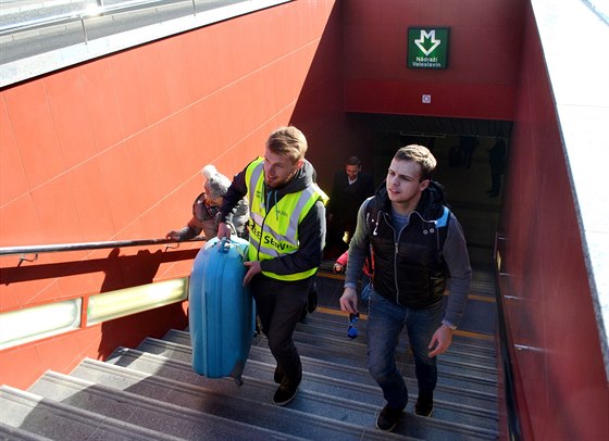 Nosič kufrů ve stanici Nádraží Veleslavín