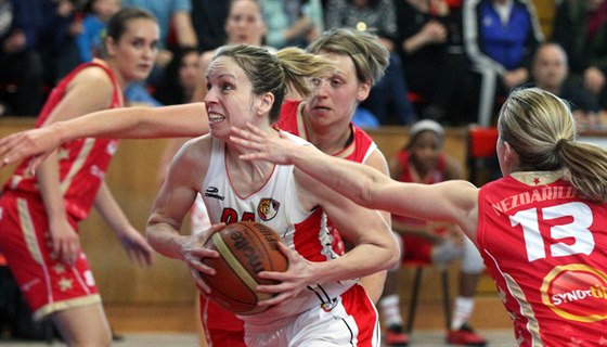 Do semifinále postoupily basketbalistky Hradce Králové a Trutnova. Archivní snímek.
