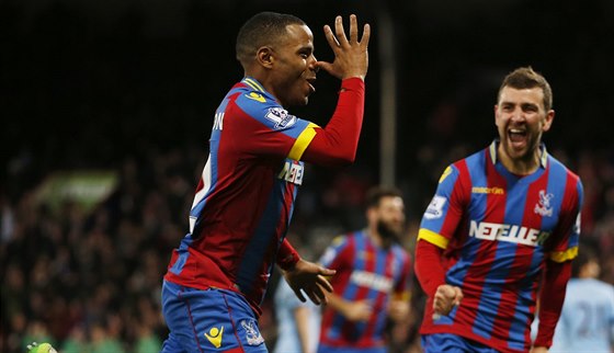 Jason Puncheon (vlevo) z týmu Crystal Palace se raduje z gólu v duelu s...