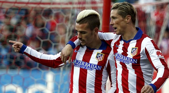 Antoine Griezmann (vlevo) z Atlétika Madrid se raduje se spoluhráem Fernandem...