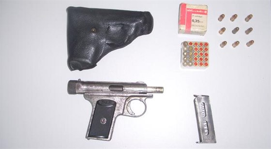 Zabavená zbraň včetně nábojů ráže 6,35mm.