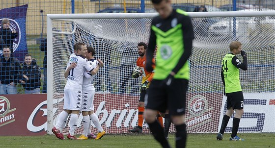 Radost fotbalist Slovácka (v bílém) po gólu do sít Mladé Boleslavi