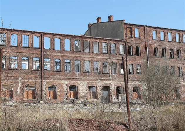 Firma nechala rozebrat továrnu, z bývalé amotky v Mezimstí zbyly jen zdi...