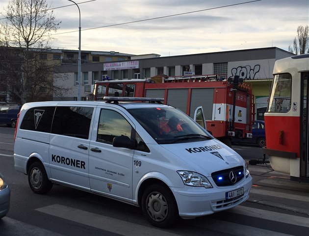 Seniorku srazila tramvaj, na míst zemela (7. 4. 2015).