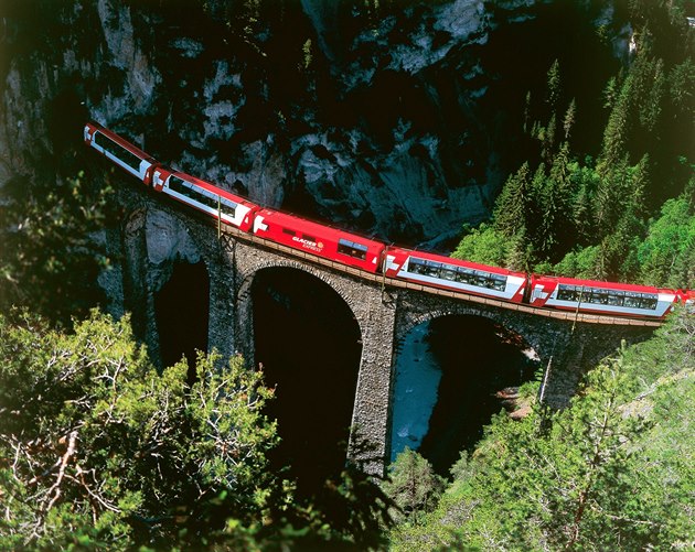 B�hem osmihodinové jízdy vlak p�ejede 291 most� a projede 91 tunel�.