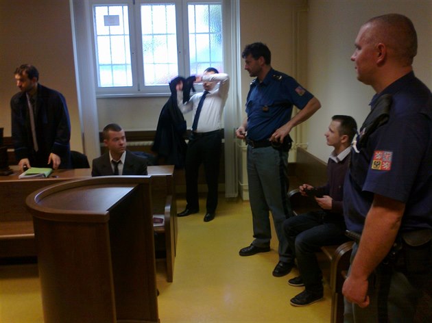 Dva mu�i (oba vsed�) jsou ob�alováni z prodeje drog (7.4.2015).