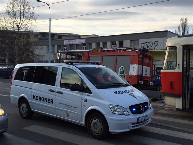 Seniorku srazila tramvaj, na míst zemela (7. 4. 2015).