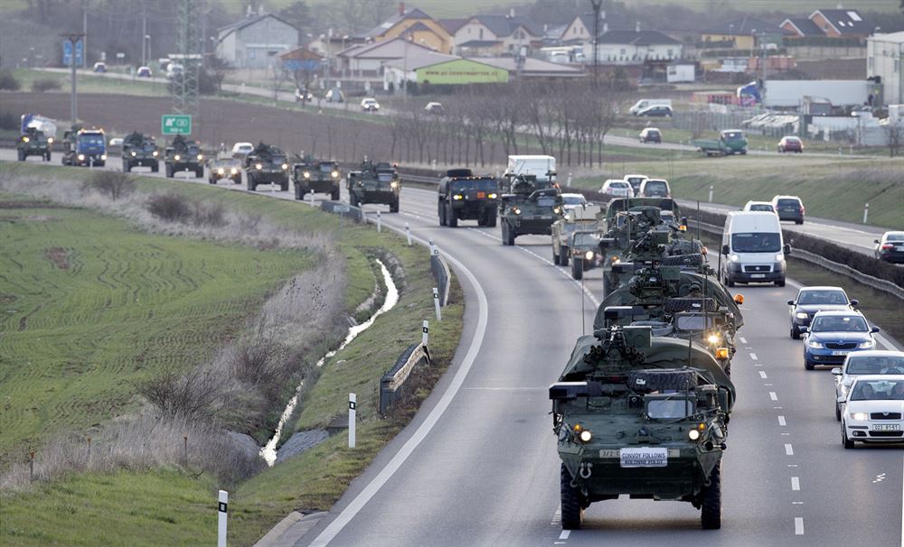 Americký vojenský konvoj se vydal na základnu v Německu. Snímek je z dálnice D5...