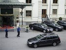 Limuzíny zaparkované ped hotelem Beau Rivage Palace v Lausanne (30. bezna...