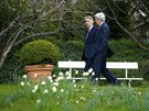 éf americké diplomacie John Kerry se svým britským protjkem Philipem...