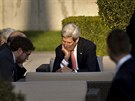éf americké diplomacie John Kerry jedná s Íránci na zahrad hotelu Beau Rivage...