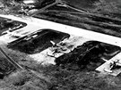 Chebské letecké dílny a letiště po bombardování v roce 1945. Záběr z...