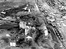 Chebské nádraží a jeho okolí po bombardování v roce 1945. Záběr z...