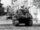 Americké tanky přijíždějí do Chebu ulicí 26.dubna k Americké škole v roce 1945....