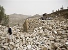 Jemenci stojí na troskách dom ve vesnici poblí Sanaa, které byly znieny pi...