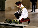 Princ Harry pokládá kvtiny u hrobu neznámého vojína v památníku obtem válek v...