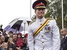 Princ Harry s fanouky, kteí na nj ekali u památníku obtem válek v...