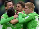 Fotbalisté Wolfsburgu oslavují gólovou trefu Rikarda Rodrigueze.