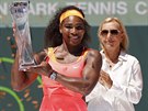 VÍTZKA. Serena Williamsová v Miami pózuje s trofejí. Za ní vlevo poraená...