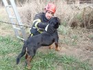 Pes a jeho zachránce hasi Martin Kolek.