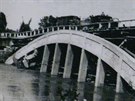 Nmci pokozený most pes Moravu pod Lanhotem se podailo rudoarmjcm opravit...