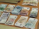 Kriminalisté pi domovních prohlídkách zajistili bankovky a mince rzné mny v...