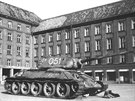 Po válce stál tank 051 na Prokeov námstí ped ostravským magistrátem.
