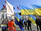 Aktivisté s ukrajinskými vlajkami i odprci NATO se shromádili u...