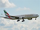 Boeing 777 Emirates pistává v Praze.