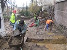 Archeologové objevili v okolí kladenského divadla kosterní pozstatky....