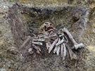 Archeologové objevili v okolí kladenského divadla kosterní pozstatky....