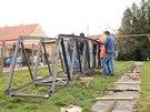 Dobrovolníci staví na zahrad domu v Sokolnicích u Brna most pro albánskou...