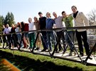 Test odolnosti patnáctimetrového mostu, který nadenci postavili pro albánskou...