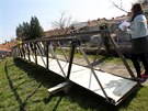 Test odolnosti mostu, který nadenci postavili pro albánskou vesnici. Ze...