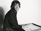 Mick Jagger podepisuje sumo verzi knihy The Rolling Stones.