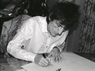 Ron Wood podepisuje sumo verzi knihy The Rolling Stones.