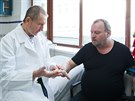 Prim�� Miloslav Pleskot s pacientem Jaroslavem Packem (7.4.2015)