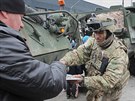 S americkými vojáky se v Rozvadov rozlouilo nkolik stovek lidí. (1. dubna...